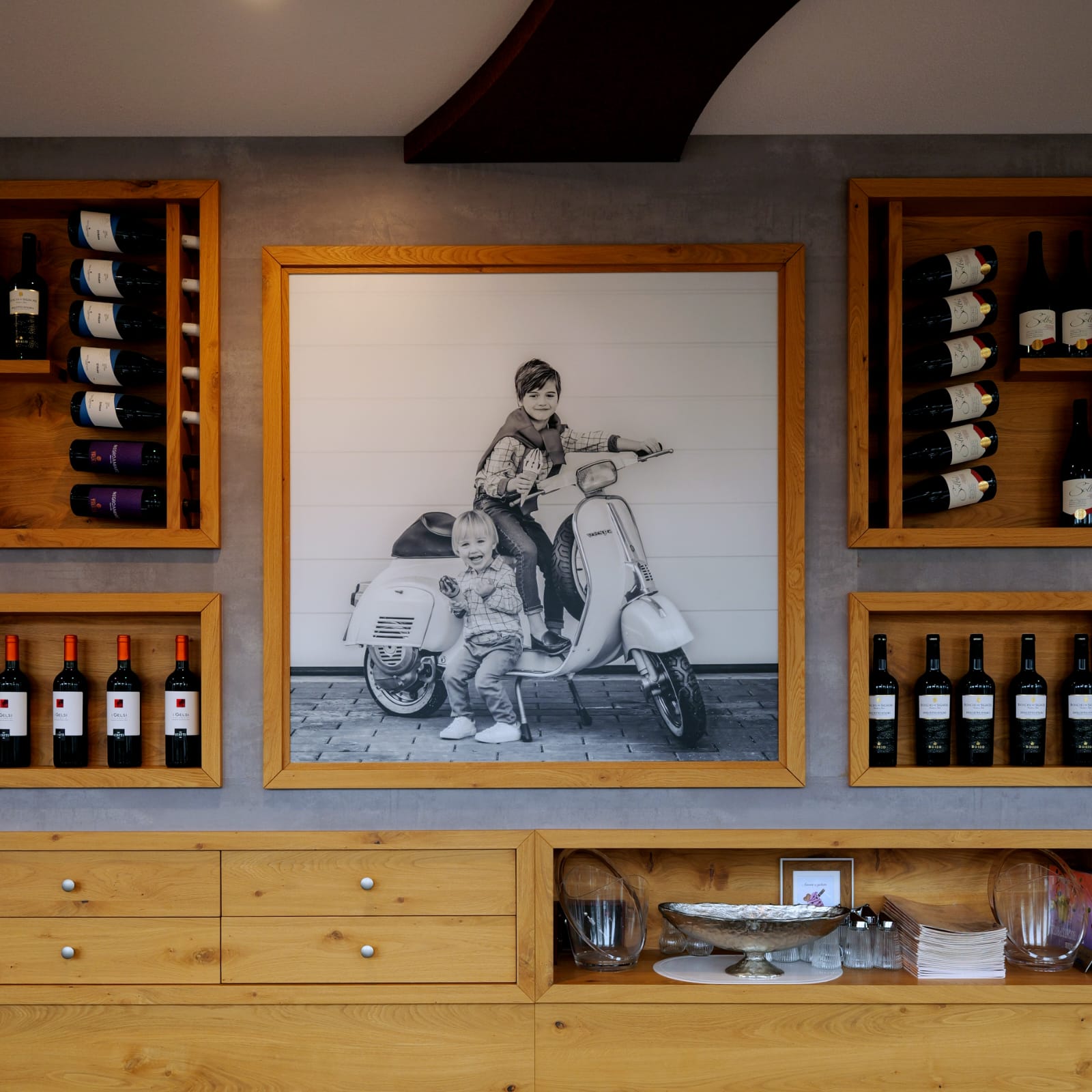Vespa Bild und Weinregal