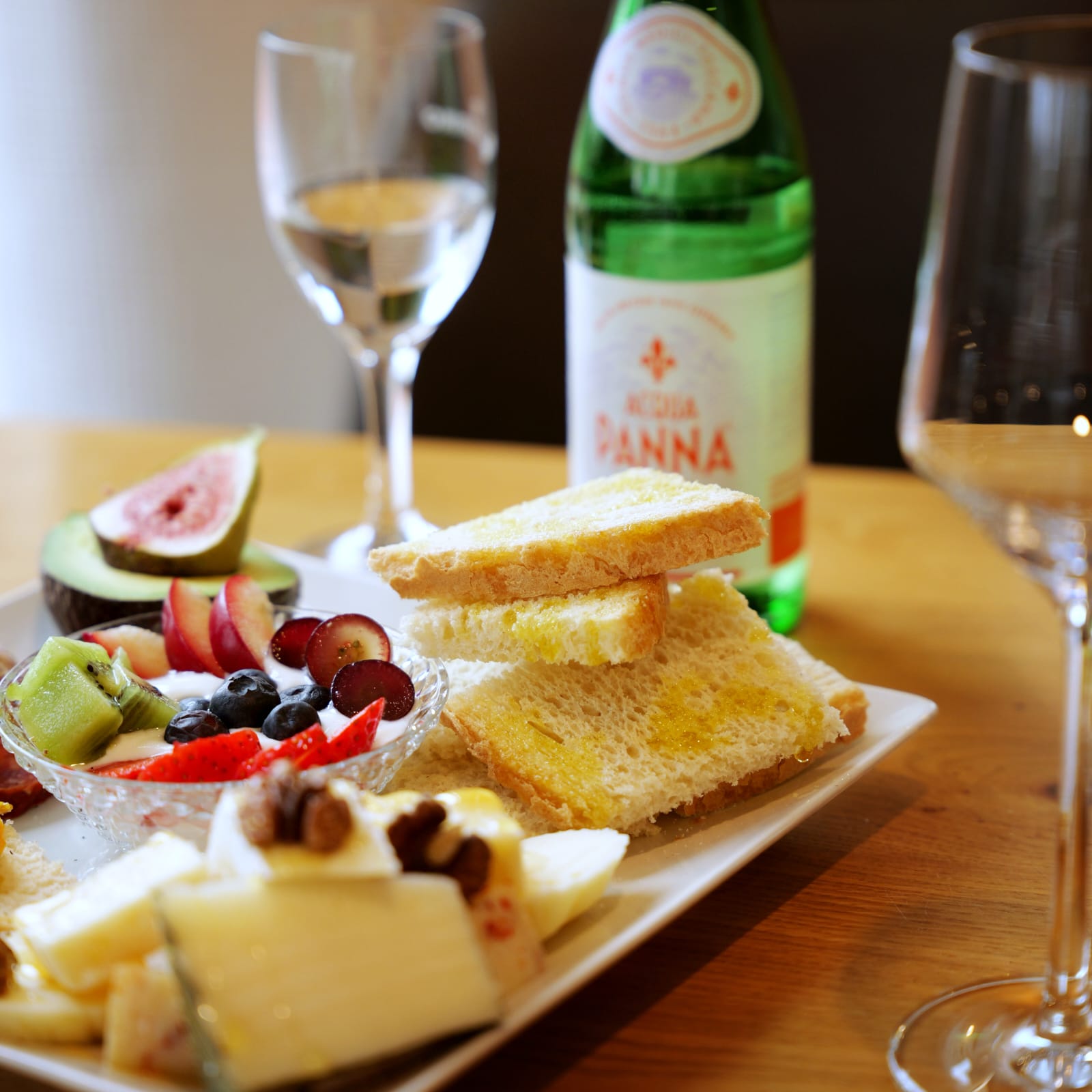 Gedeckter Tisch mit Fr&uuml;hst&uuml;ck